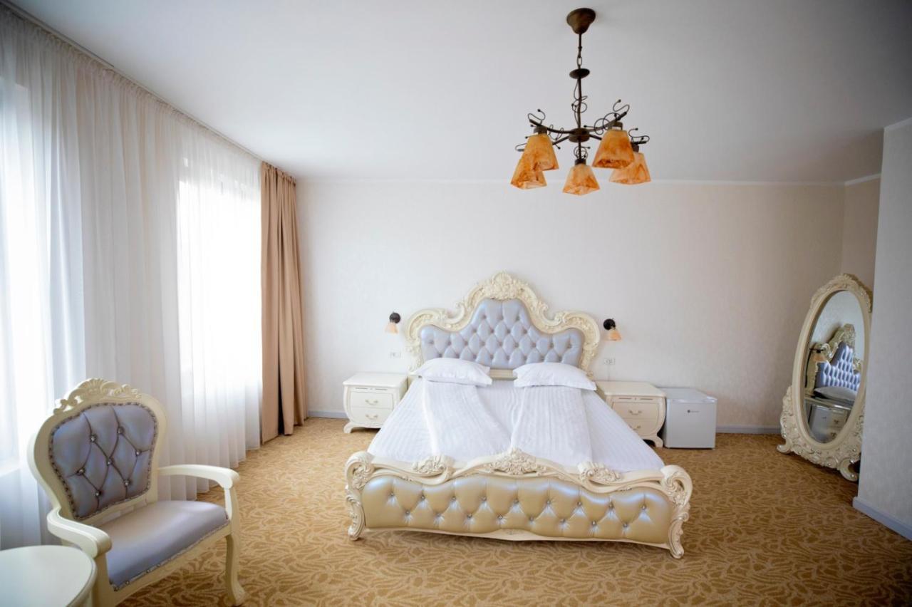 Regal Ballroom Caransebeş Exteriör bild
