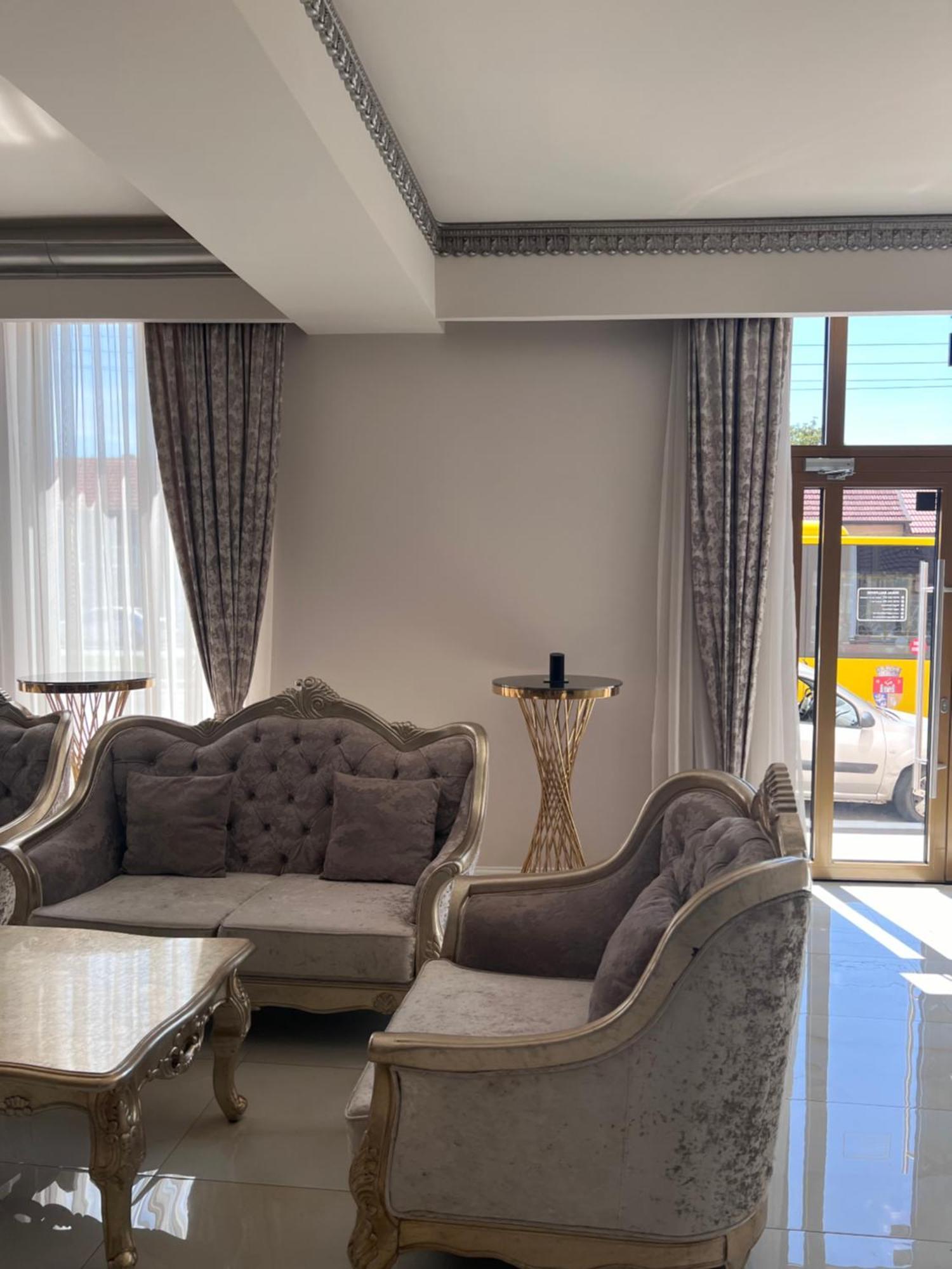Regal Ballroom Caransebeş Exteriör bild